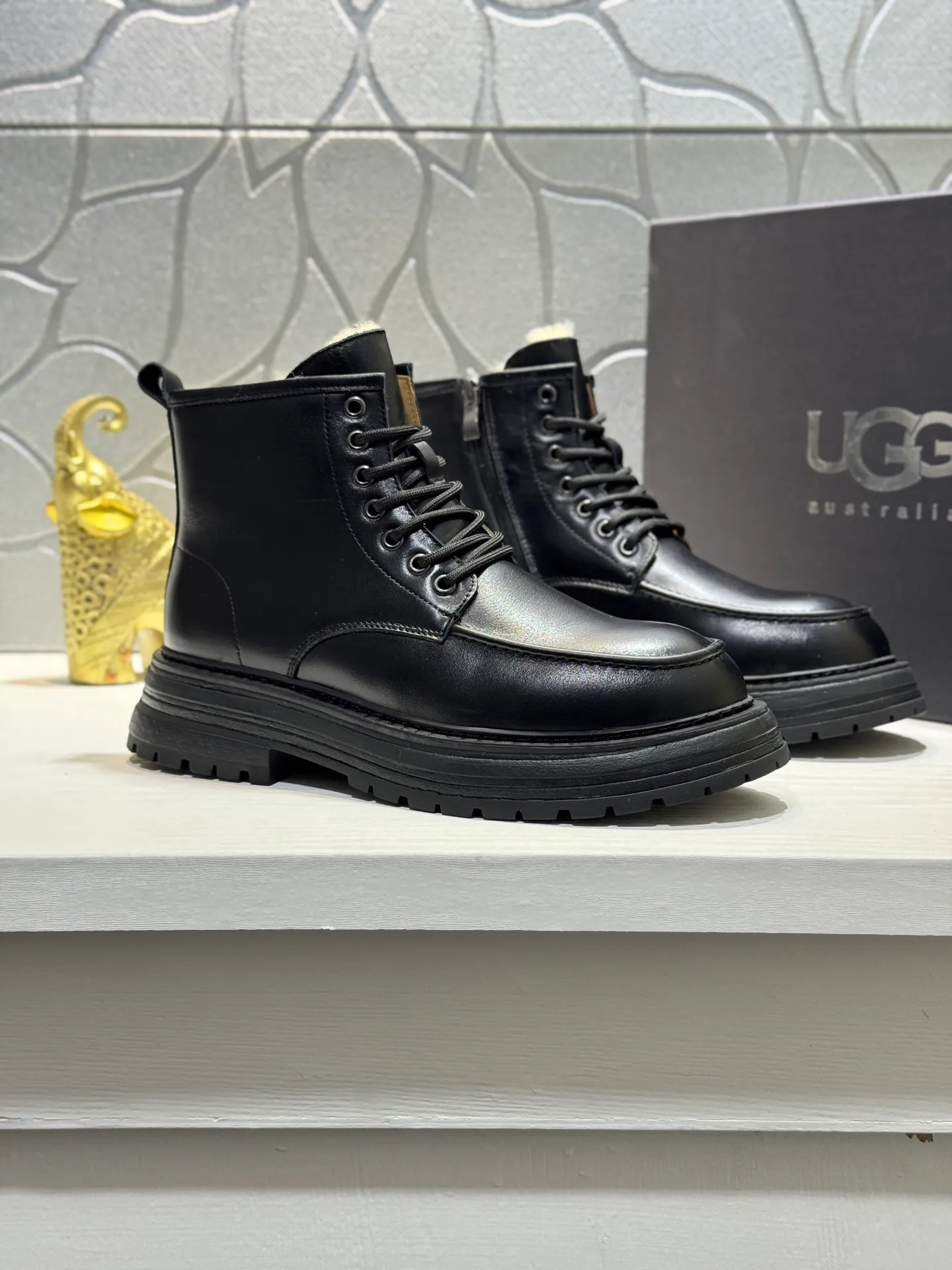 Men's men's shoes 💰660 [New style] 🦥🦥UGG - high-end quality 🔥Australian imported wool 🔥Full fur original single entry and exit counter without pressure, let you feel no replacement 💏The upper is made of first-layer cowhide 'all original Australian wool' Strict men's boots thick wool can be distinguished by the naked eye 💓Real wool keeps warm and does not smell like feet, warms the whole winter ✨Carefully crafted for those who know the goods🔥Size: 38-44 (45 customized